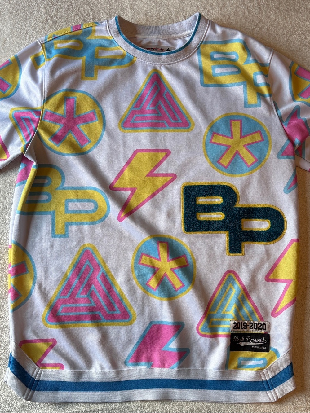 Black Pyramid White Graphic Crewneck Jersey- Multicolor Print. Sz Large